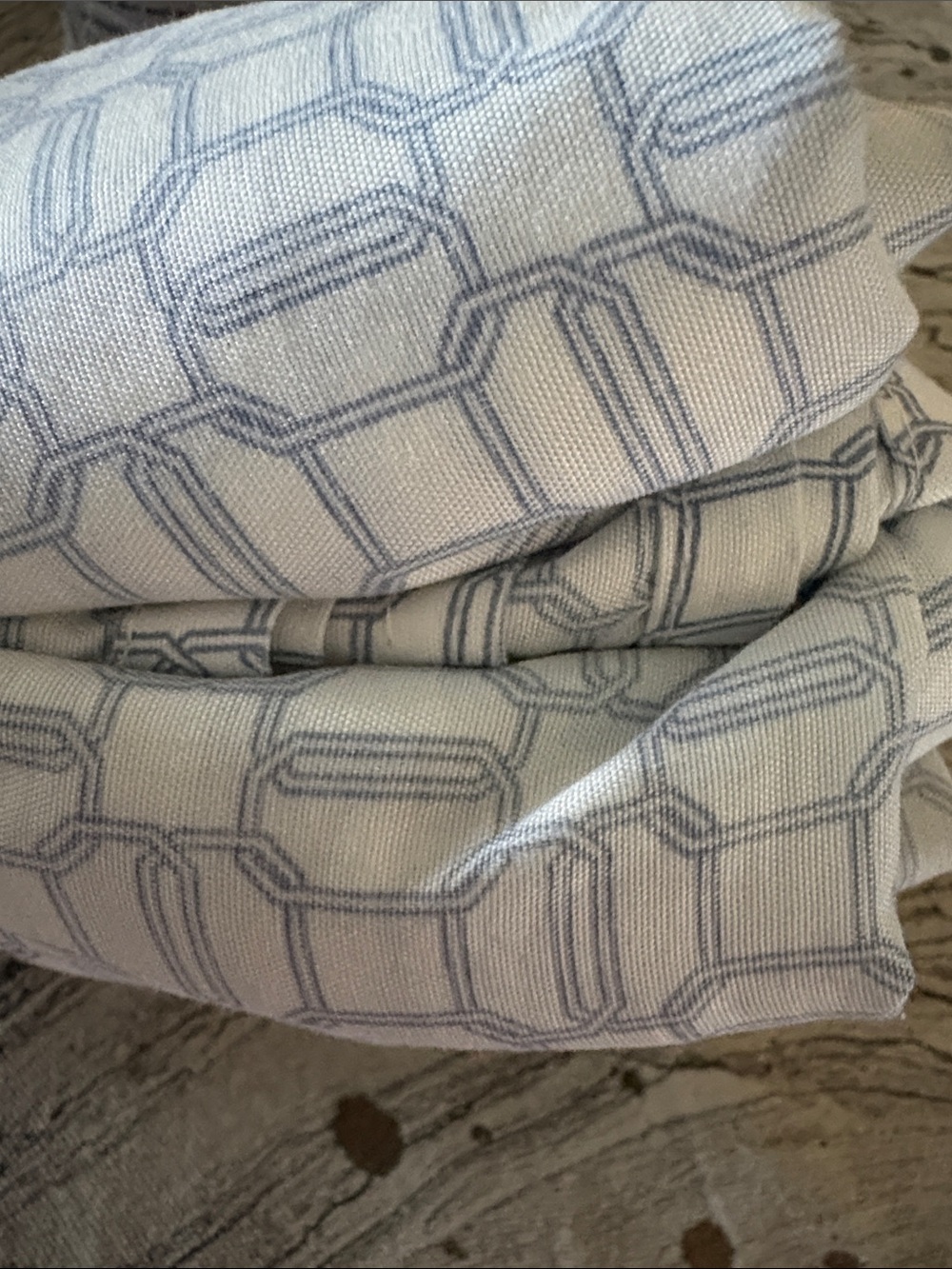 Twin sheet set with blue link pattern